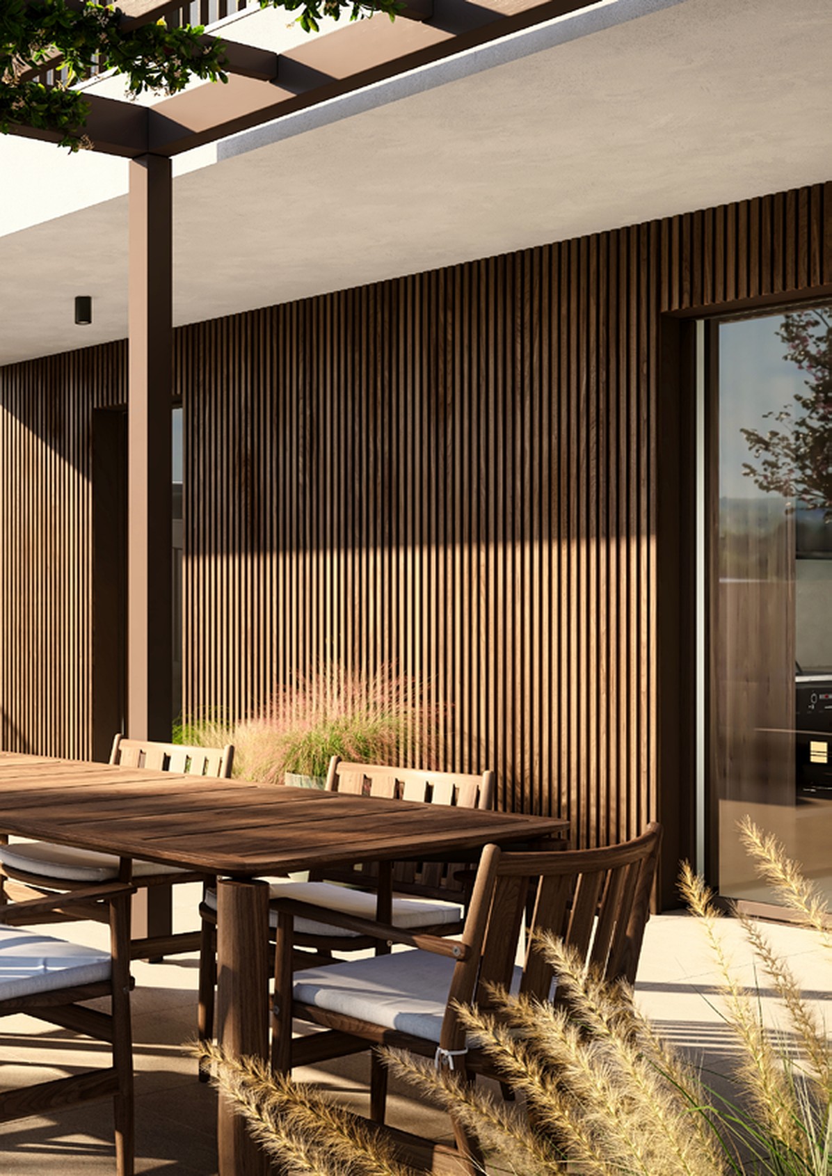 Terrazza con pergolato e parete in doghe di legno, tavolo apparecchiato