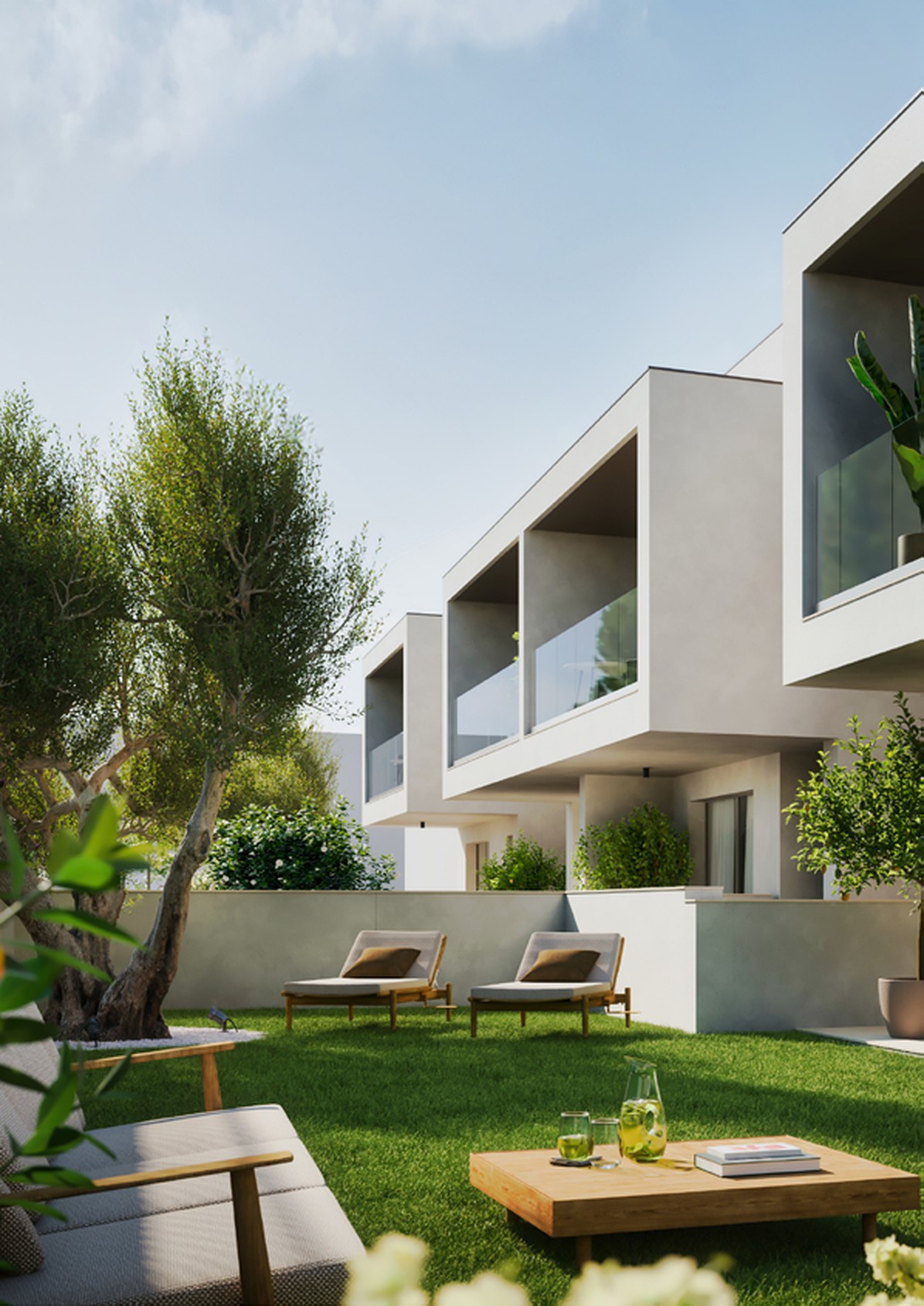 Giardino privato al piano terra con arredi da esterno e vegetazione mediterranea