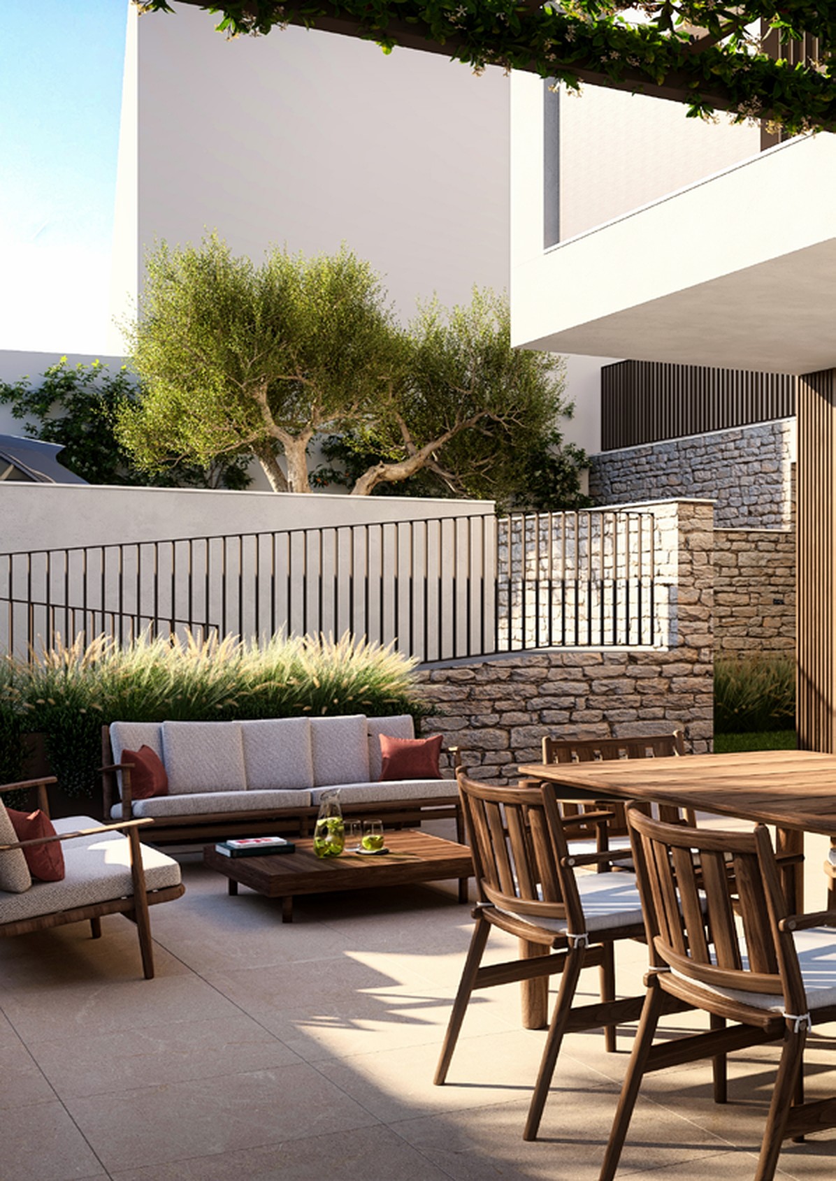 Patio esterno con divano, muri in pietra e vegetazione