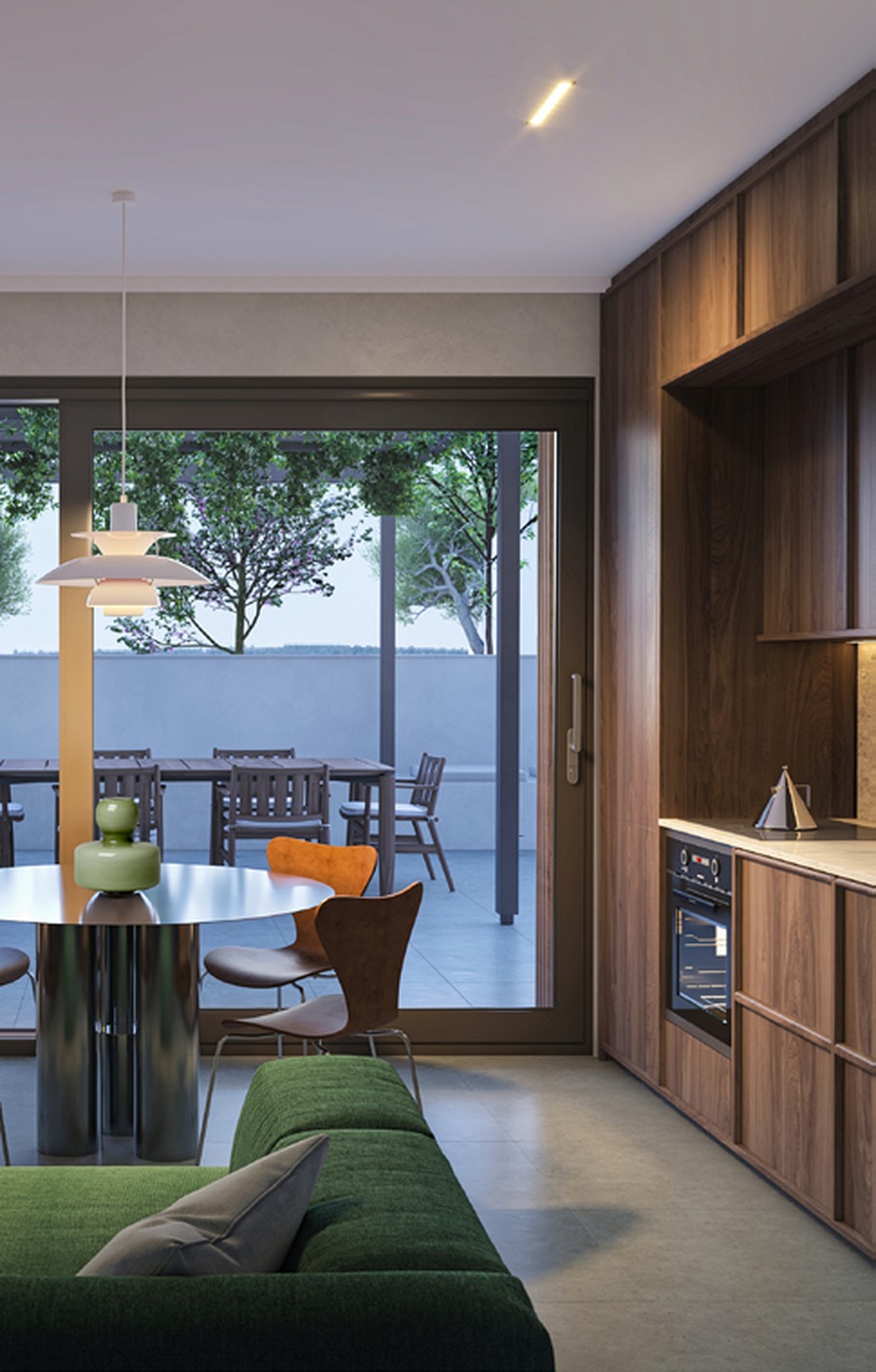 Cucina in legno noce aperta sulla zona pranzo e sul terrazzo
