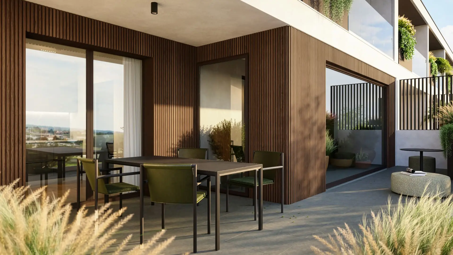 Terrazza all'aperto con divano e vista sul verde, luce calda del tramonto